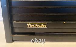 Le coffret THE BEATLES 14 CD en édition limitée rare dans une boîte en bois à volet roulant